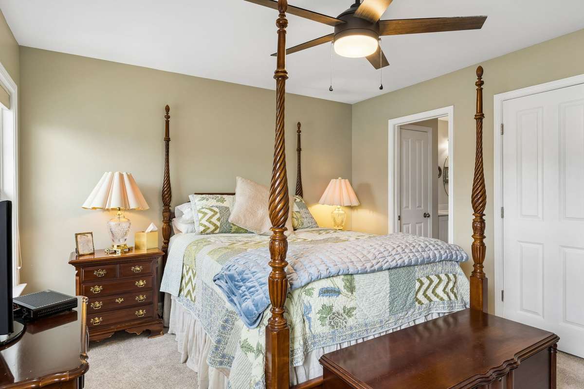Both bedrooms access directly to the bathroom.