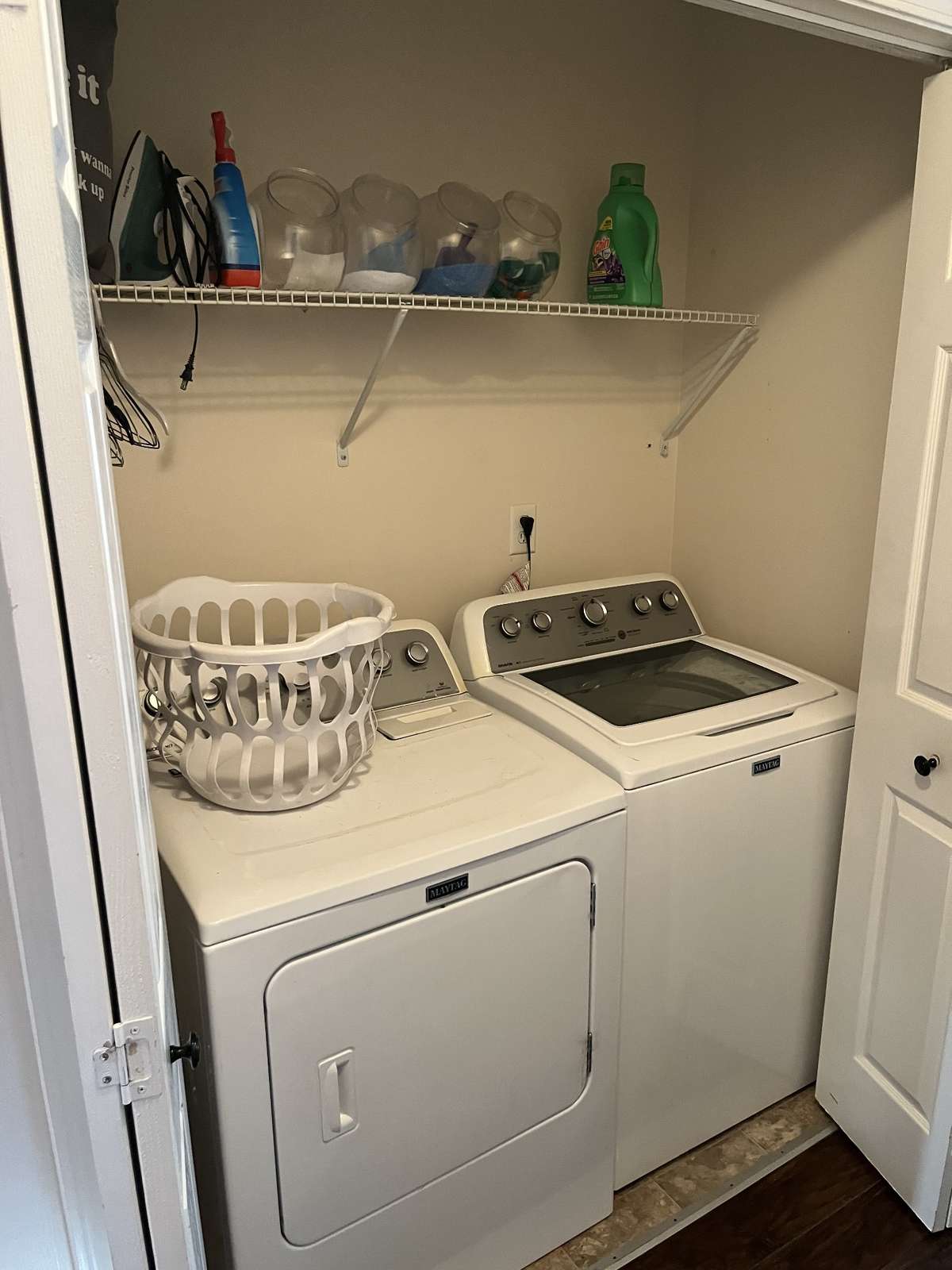 Laundry Room (Washer & Dryer convey)