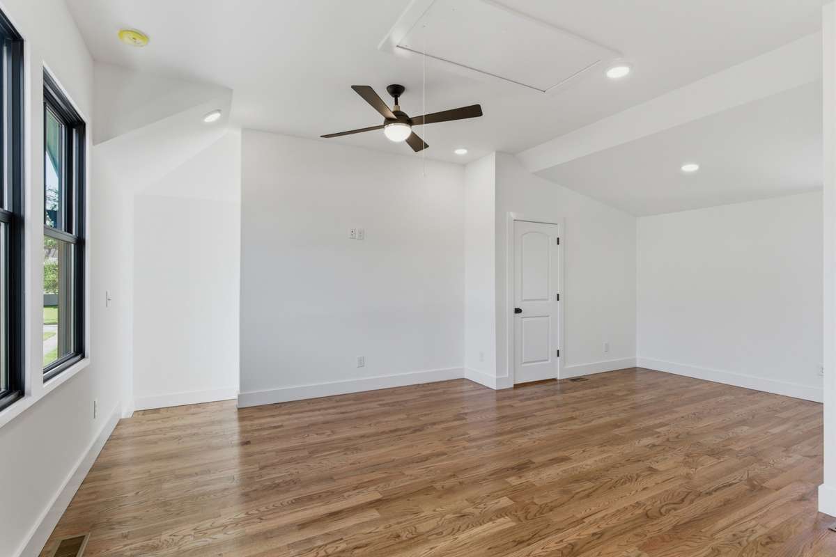 Moving upstairs, this bright and open layout offers ultimate flexibility, whether you envision a quiet home office, a private gym, or a fully self-sufficient space for a long-term rental.