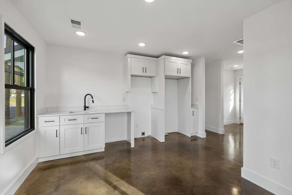 It's equipped with a full kitchen and laundry connection - ideal for long-term guests, renters, or multi-generational living.