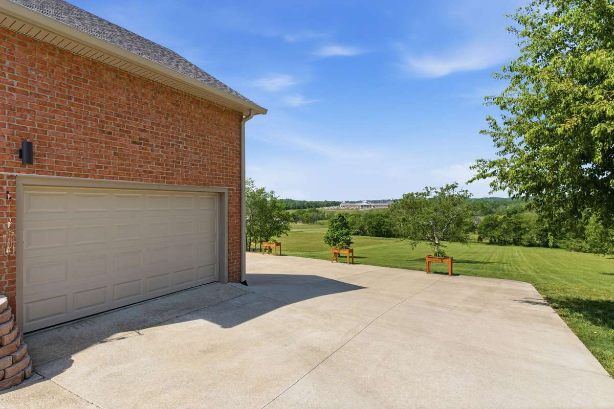 1 car garage is side entry!