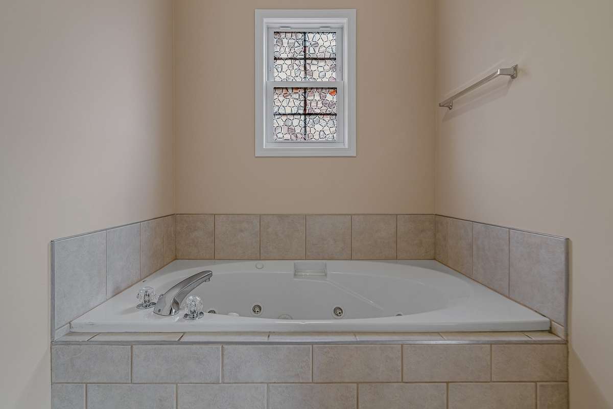 Large jetted tub!