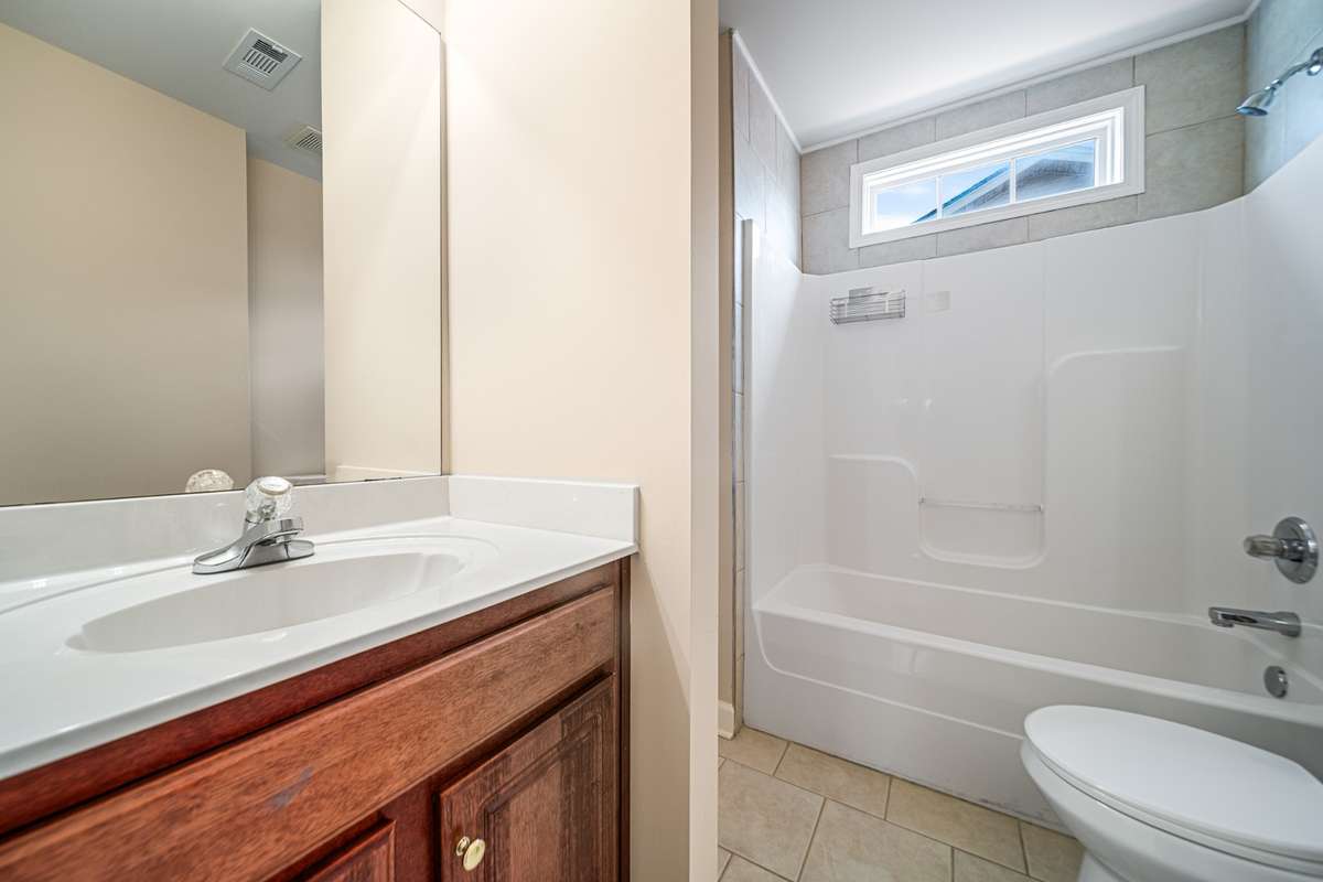 Upstairs Full Bathroom