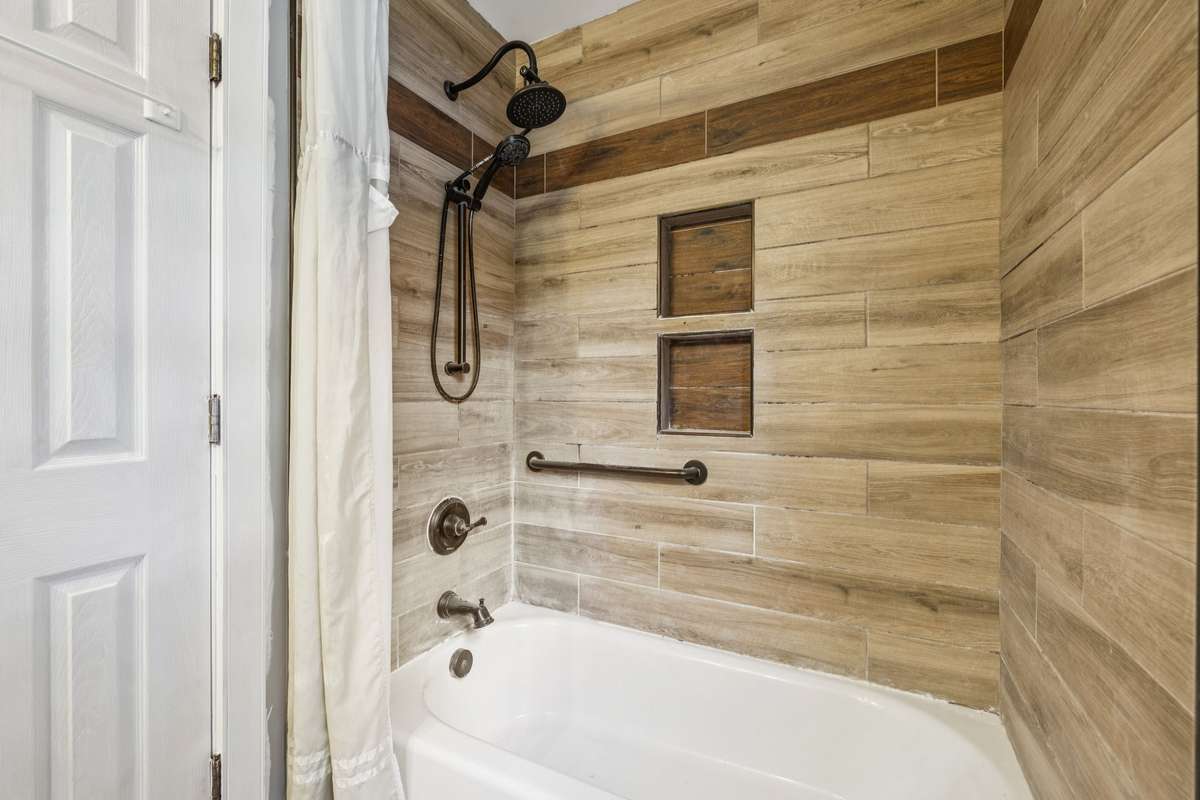 Full bath located off the upstairs hallway