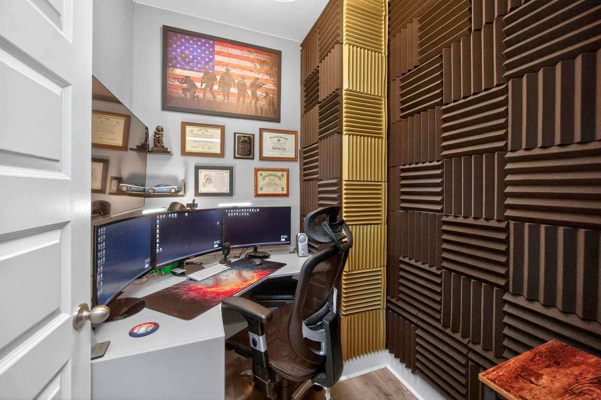 Sound-insulated podcast booth or secondary office