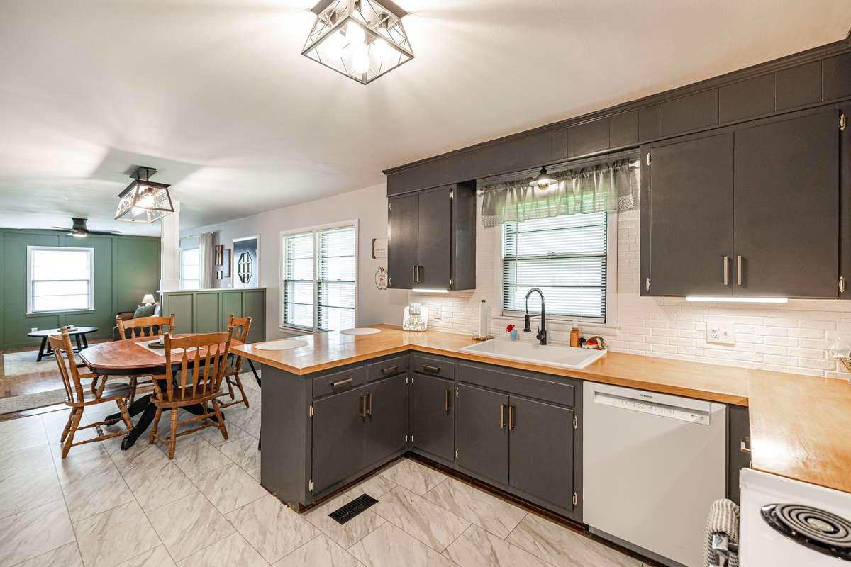 Huge eat in kitchen has all new flooring~