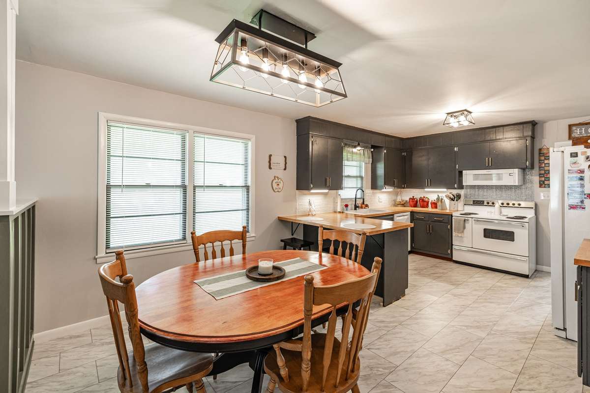 Large eat-in kitchen~