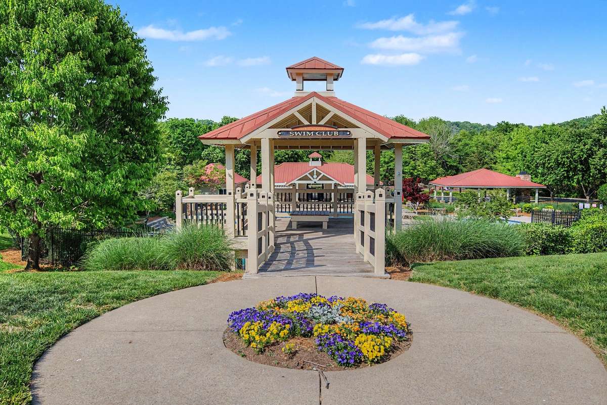 Most neighborhood amenities are only a short walk away.