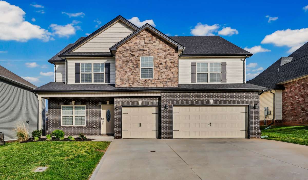 3 Car Garage w/ a Fenced in Yard & Quick Access to I-24!!!