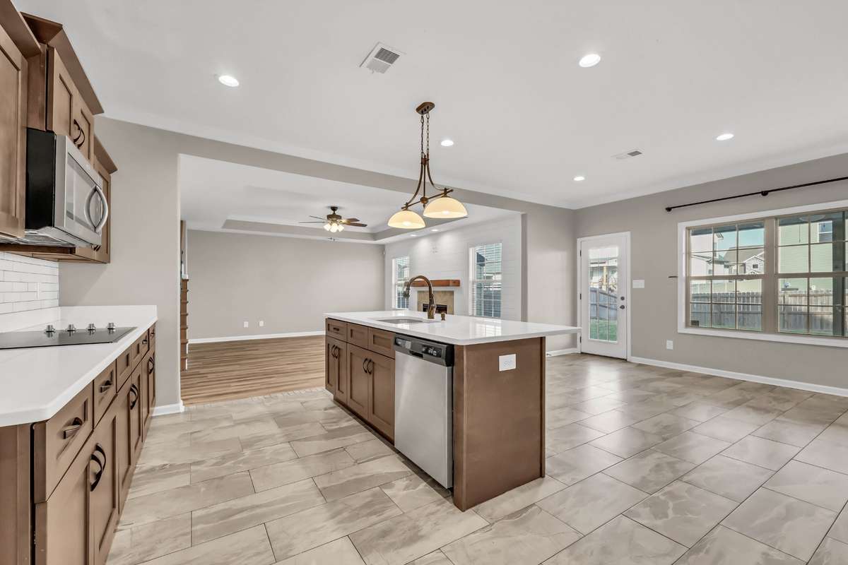 Beautiful Quartz Countertops & Tons of Space!!