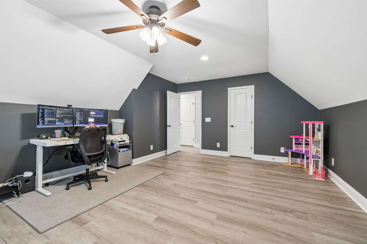 Huge bonus room with closet. Use as office space or use as an extra bedroom! (***Permitted for 4 rooms only)