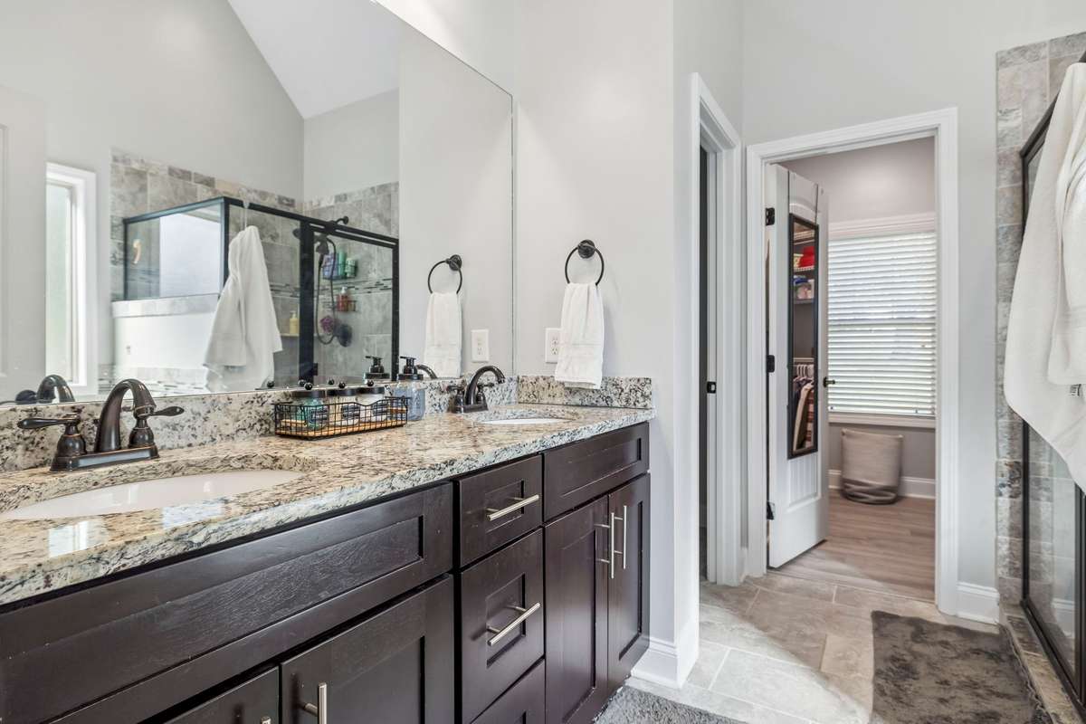 Master bathroom big enough to have a ballgame in!