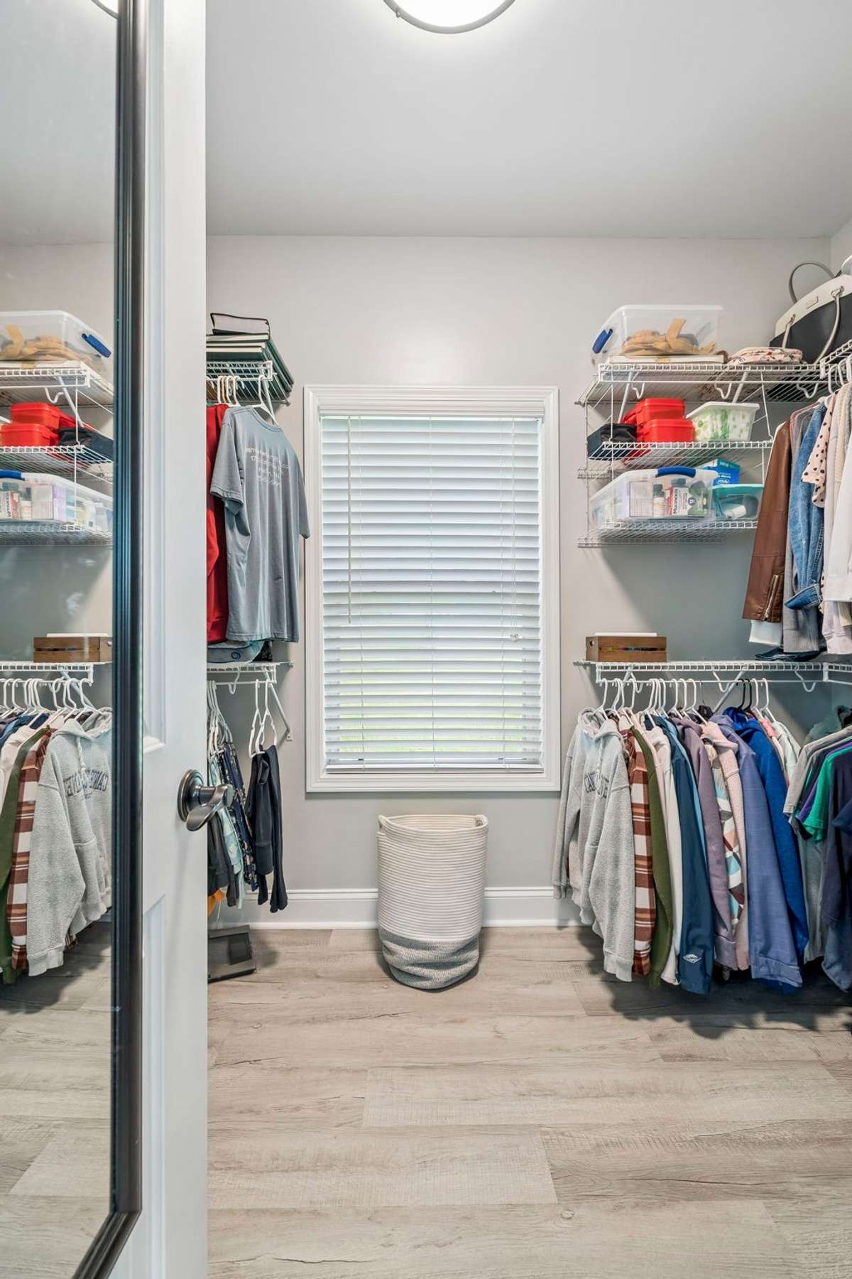 Look at this huge walk in closet, ladies!