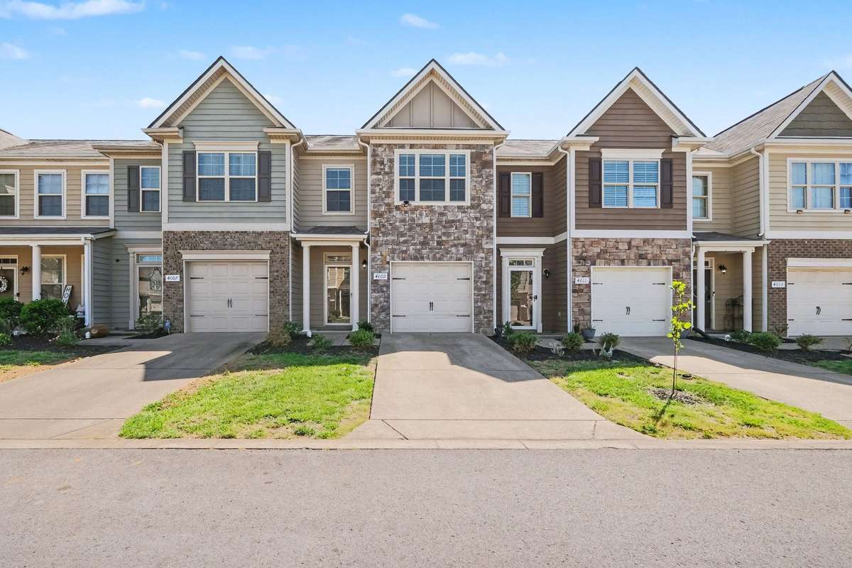 Immaculate home in the heart of Blackman schools..convenient to schools, shopping, interstate, restaurants and more !!!