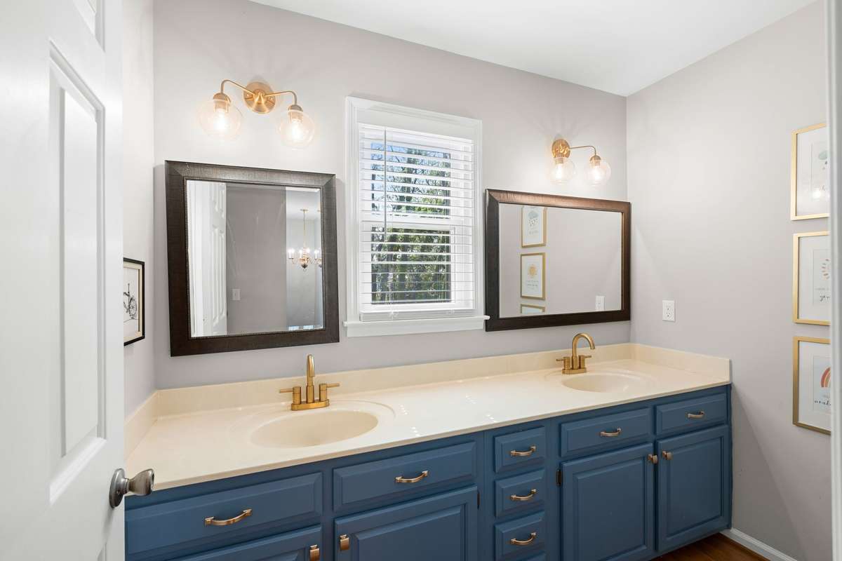 Full bathroom #2 on 2nd level.
