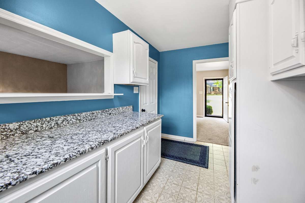 Laundry room w tons of storage
