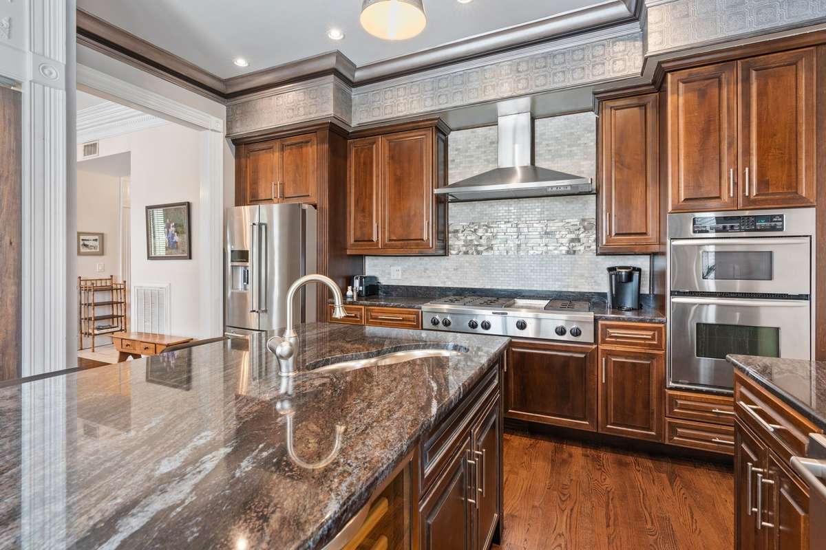 Such a handsome kitchen