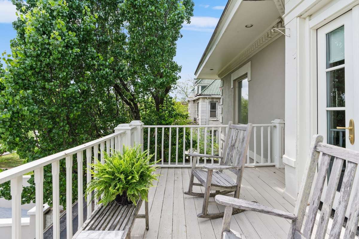 Such a beautiful balcony!