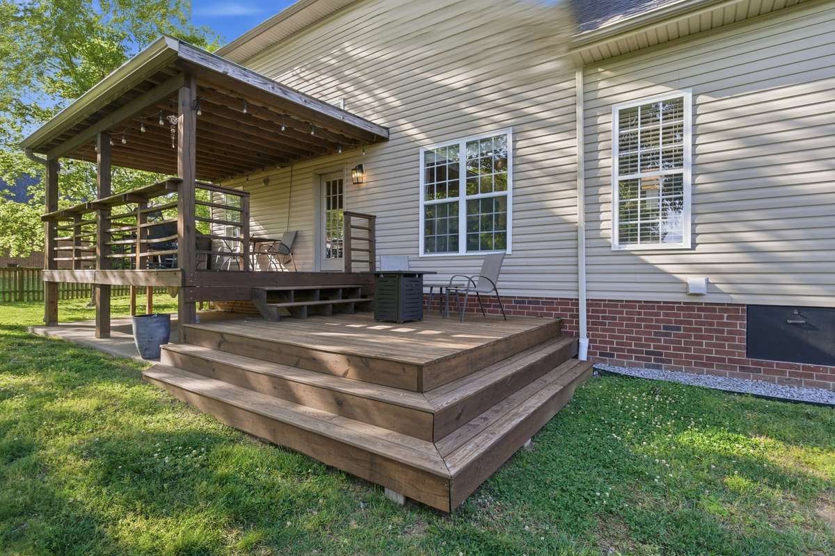 Fantastic deck, both covered & uncovered, perfect for roast smores on Tennessee night