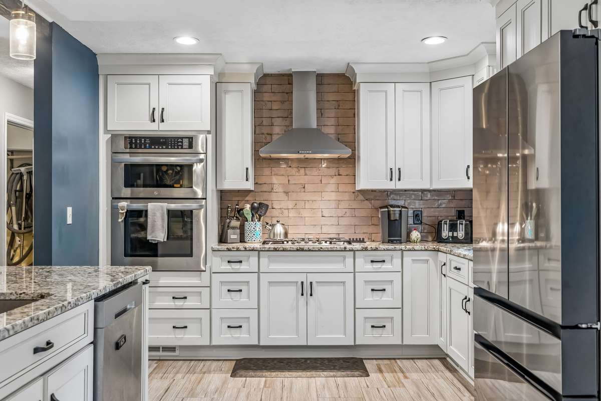 U-shaped layout with the oven, microwave, and cook top range, no bottlenecks when more than one person is cooking.