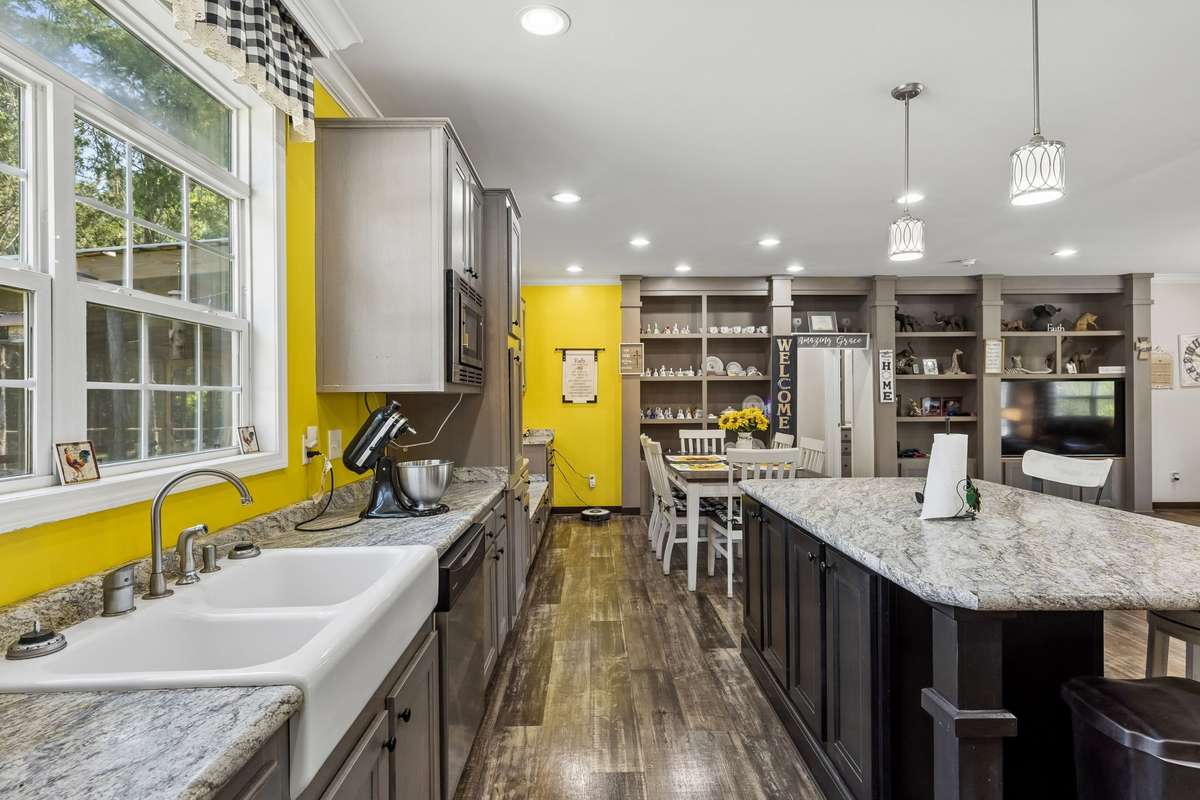 Duel farm sink with an expansive 4 x 6 island, island has electrical outlet