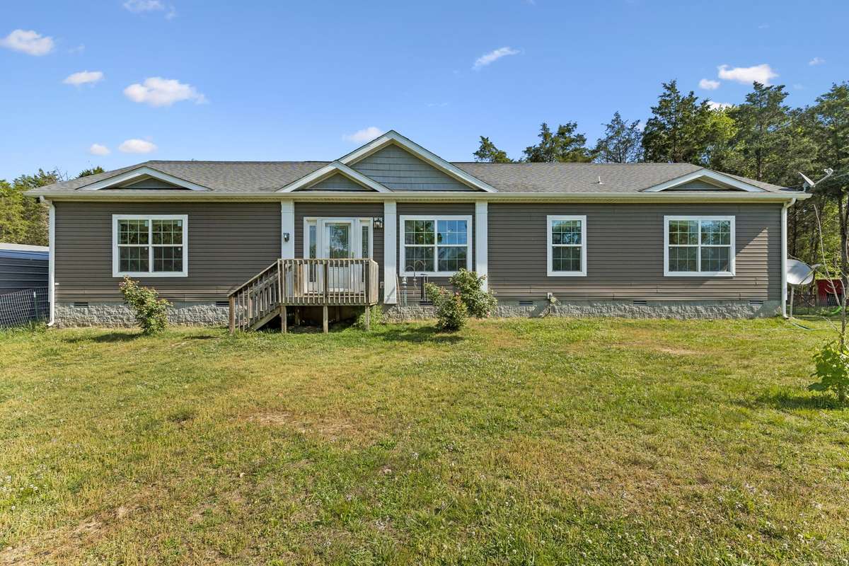 Welcome to 3469 Gillespie Lane Columbia Tn. A true modular home, featuring 2040 Sq ft
on 10 acres