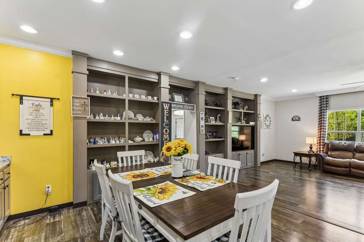 In the dining area you have more built in shelving, perfect for displaying family photos