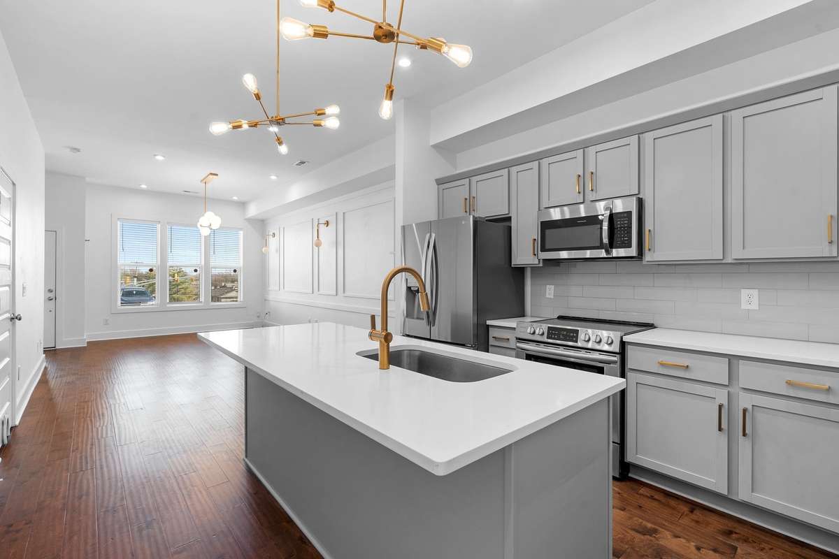Spacious kitchen island!
