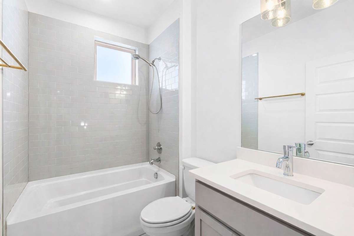 Fresh, modern full bath!