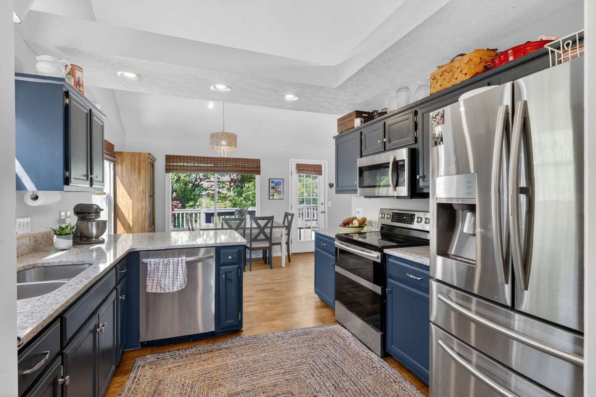 imagine the goodies you can whip up in this well appointed space!
