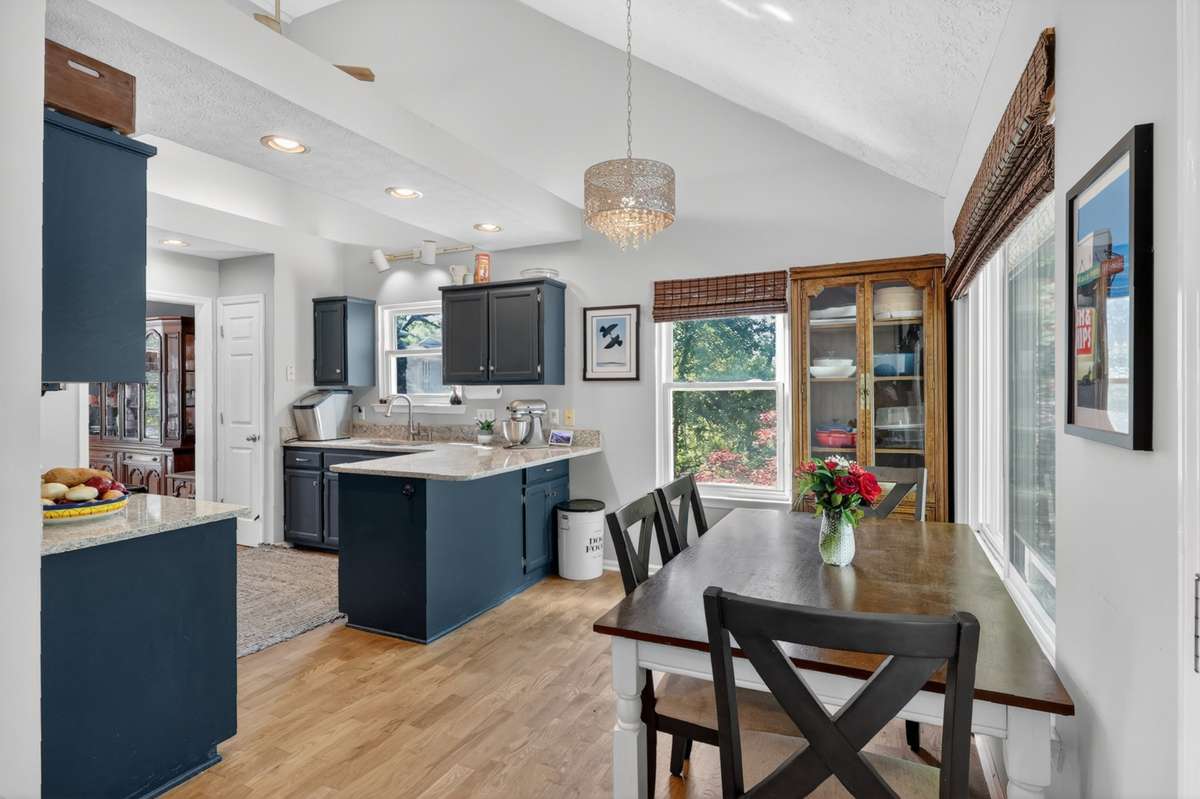 The corner windows in this eat-in area offer glimpses of the beautiful greenery!