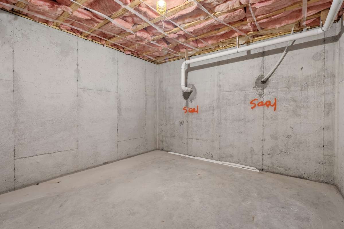 Look at this room for all your storage containers, Christmas tree box, etc.. Or make it a gym room!