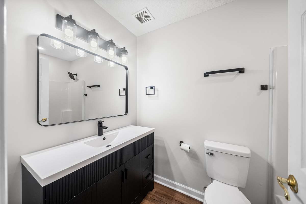 Full bath in hallway on 2nd floor