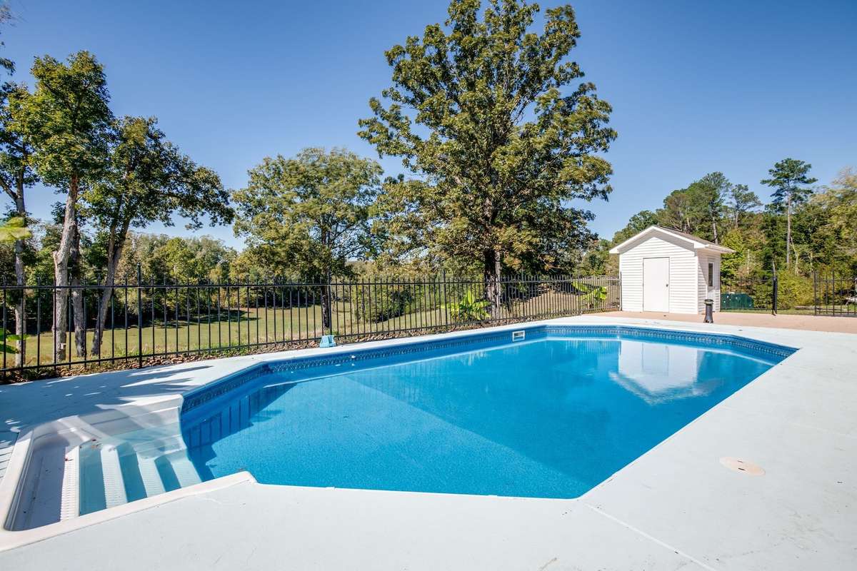 Look at that pristine pool with a cabana bath and NEW liner!