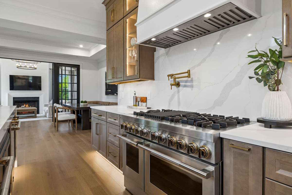 48 " Jennair range with double oven, 6 burners and grill plate 
Pot filler and Quartz backsplash