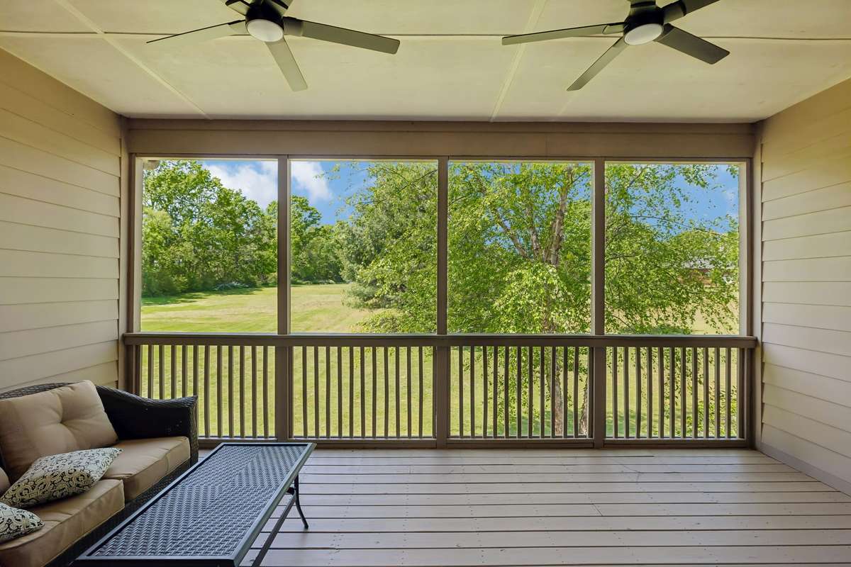 Massive deck of the back! Extremly private !