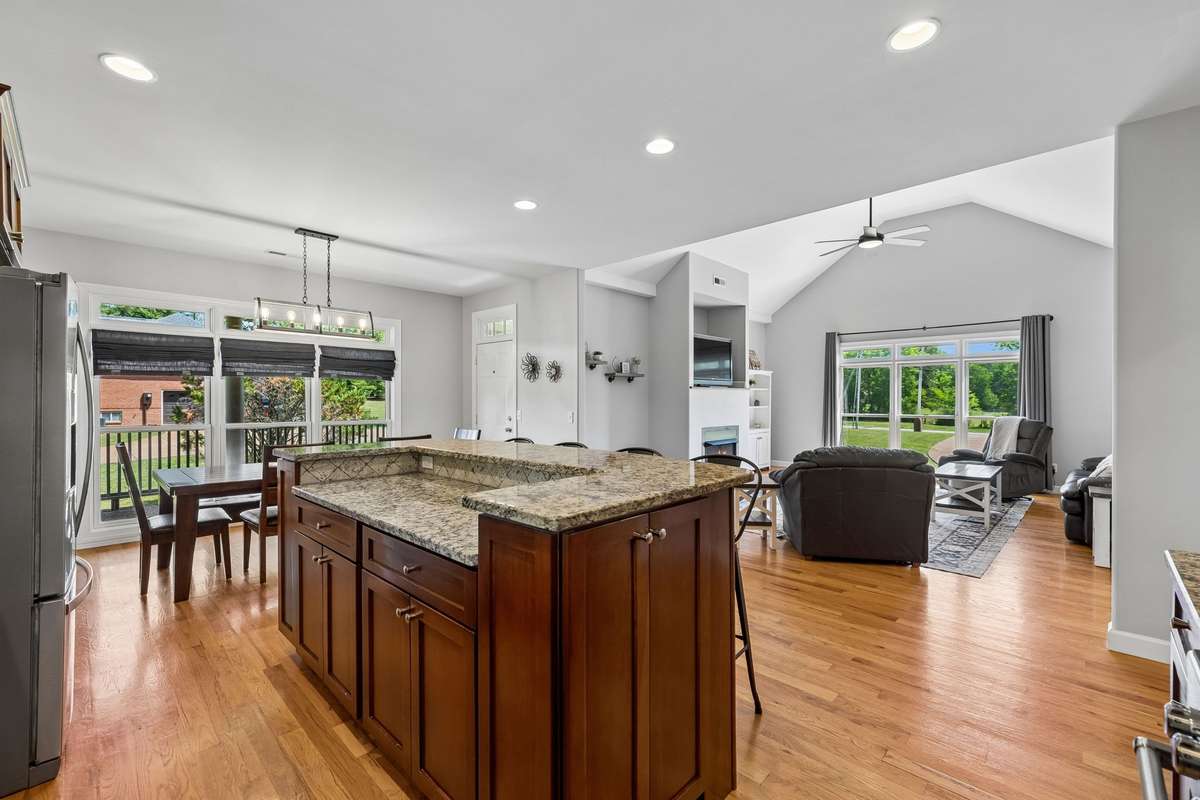 Open kitchen living room! LIGHT!!!