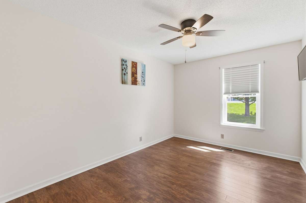 Secondary bedroom.