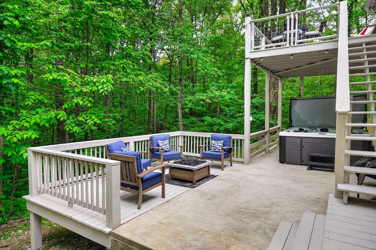 Yes, it has a hot tub!