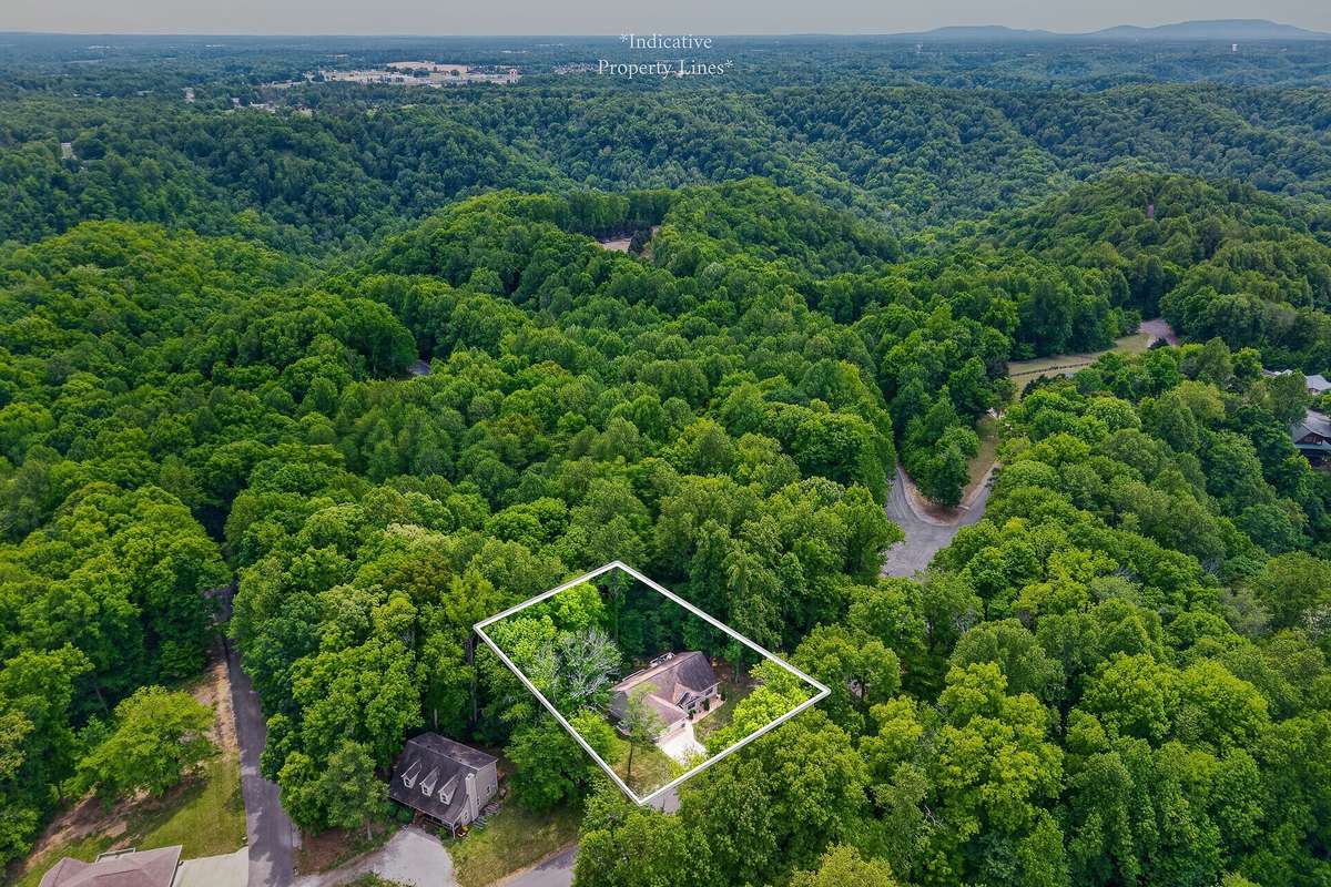 Peaceful wooded lot at back.