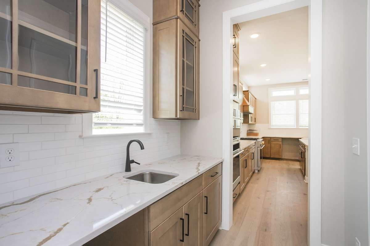 Wet  bar/pantry area between dining and kitchen
