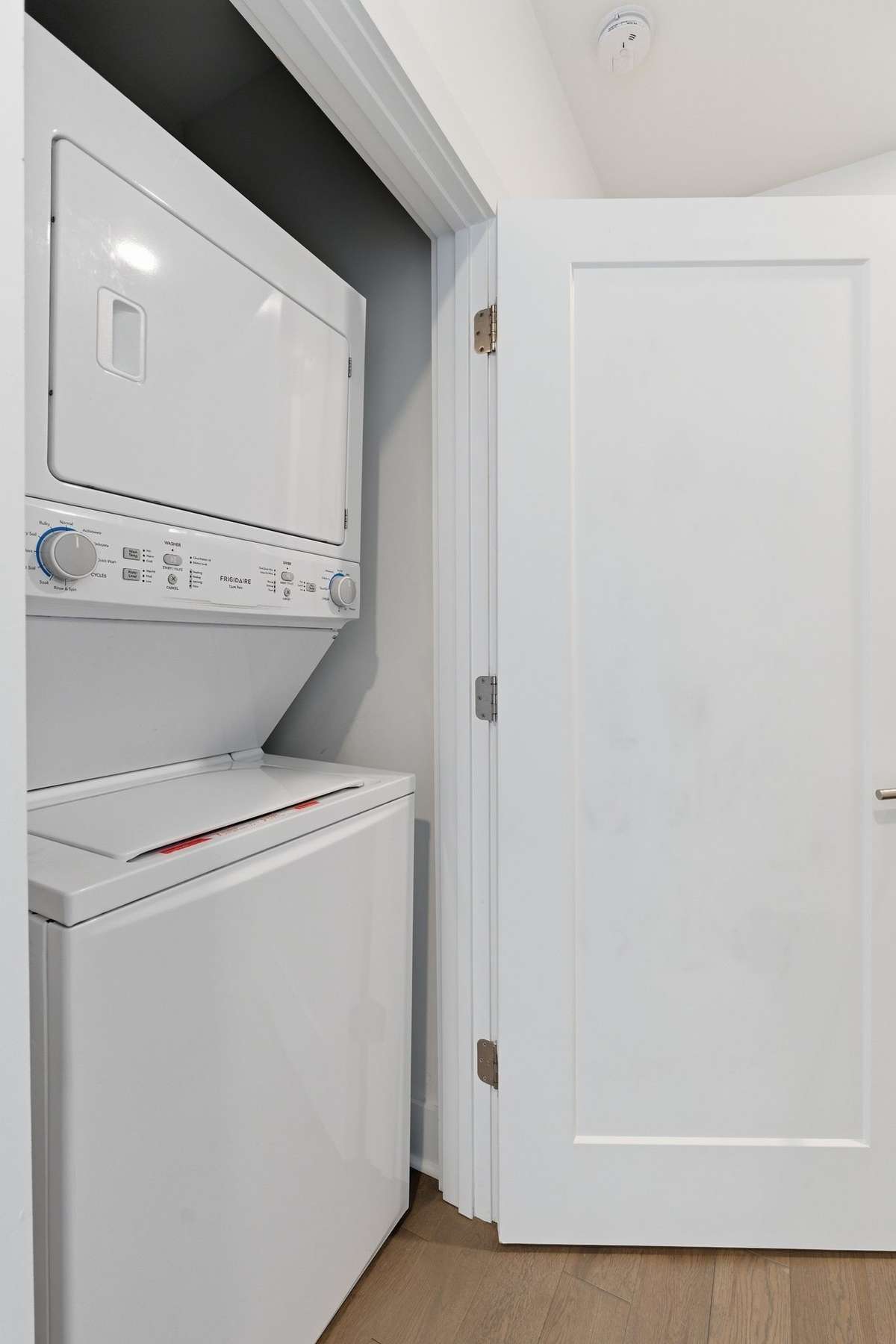 Stackable washer/dryer included