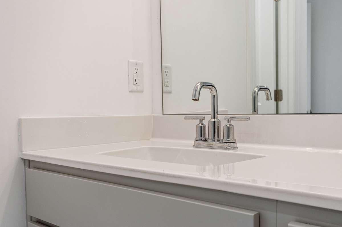 Find a large en-suite bathroom complete with walk-in tile shower + Quartz countertops.