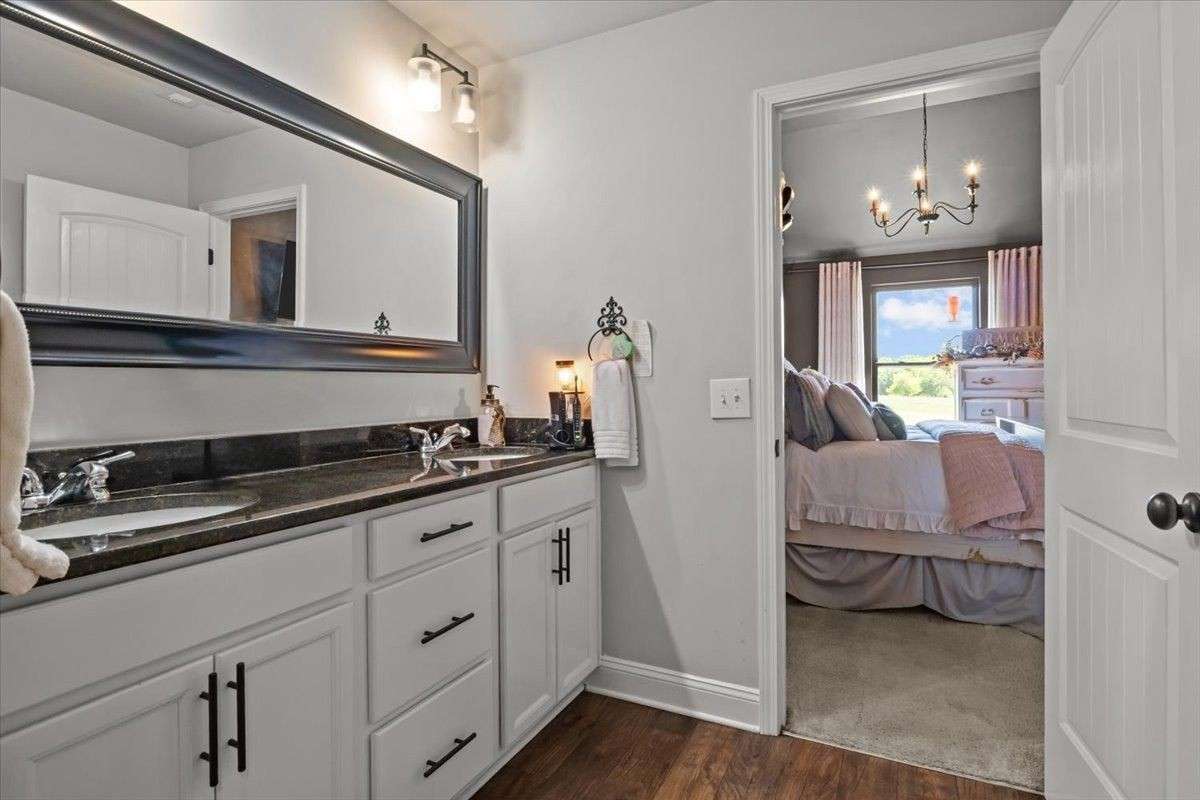 Ensuite Bath in Primary - Dual Sinks!