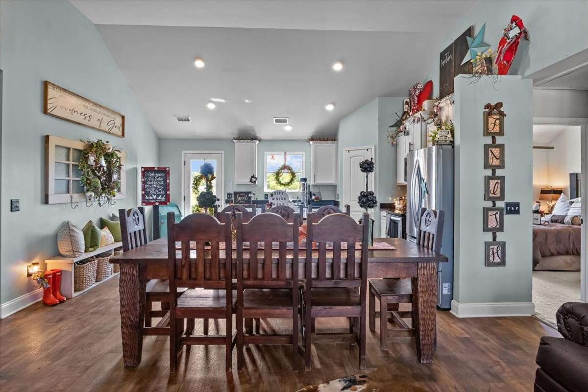 Open concept is perfect for 8 person table - Perfect for Dinner parties.