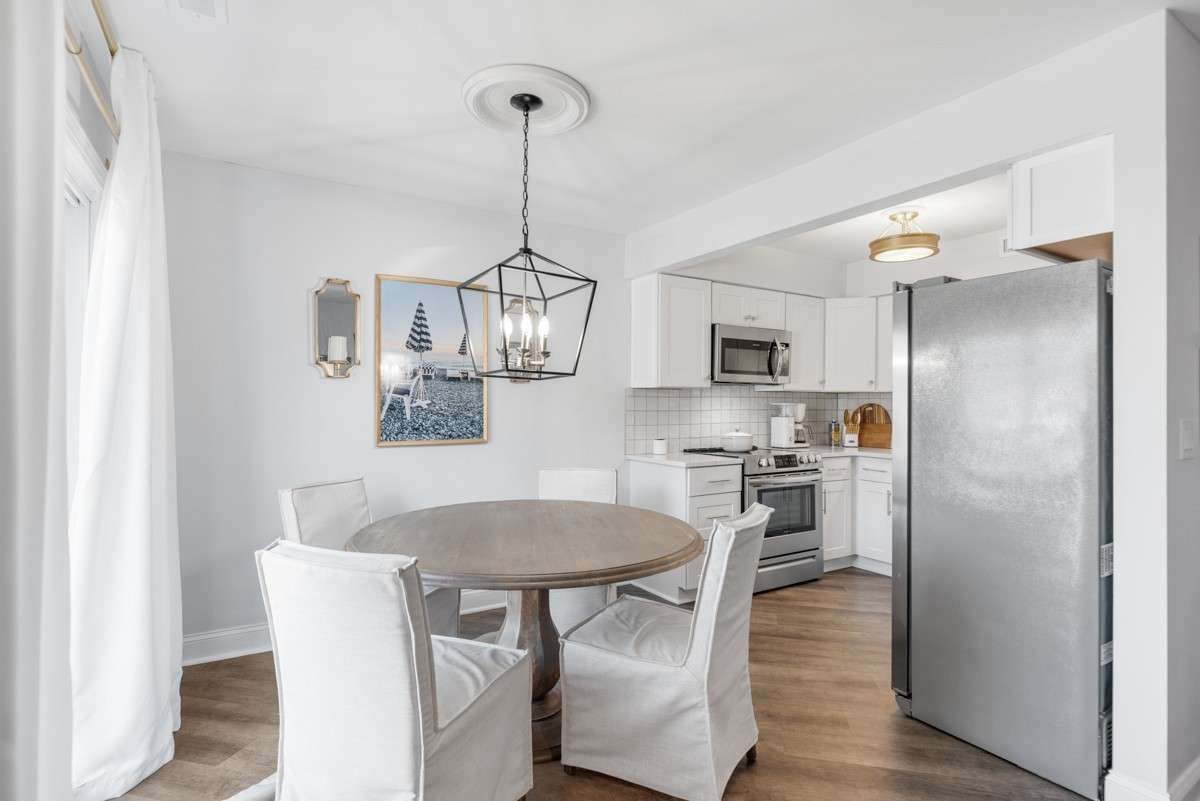 Spacious kitchen eating area