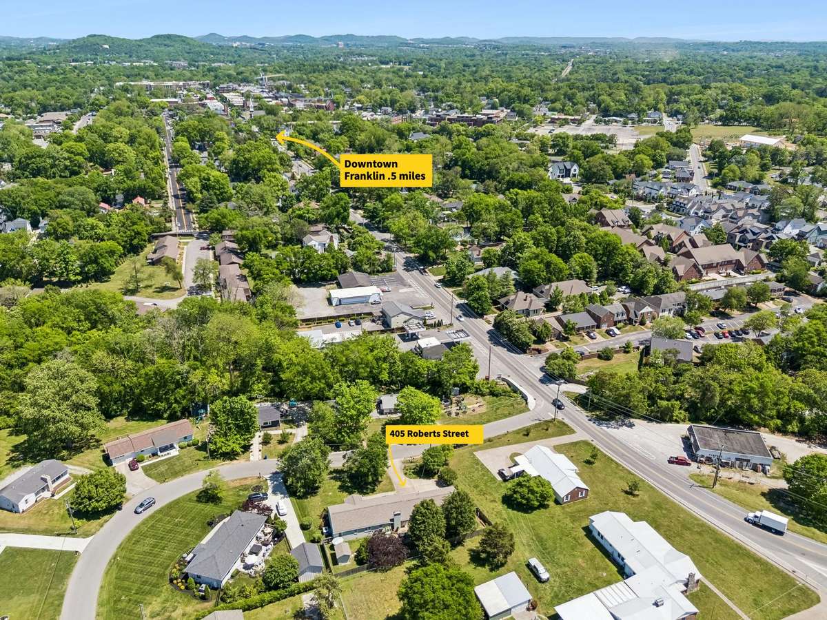 True walkability at its finest. Just a half-mile to Five Points, placing the best of Downtown Franklin—from morning coffee to events—right at your doorstep.