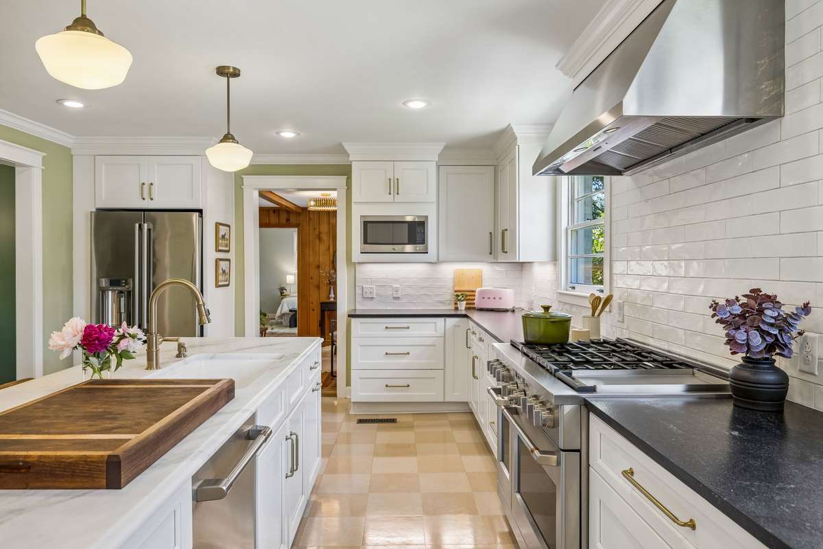 Enjoy a suite of GE Café series appliances, including a 48" dual fuel gas range with double oven. All appliances convey.