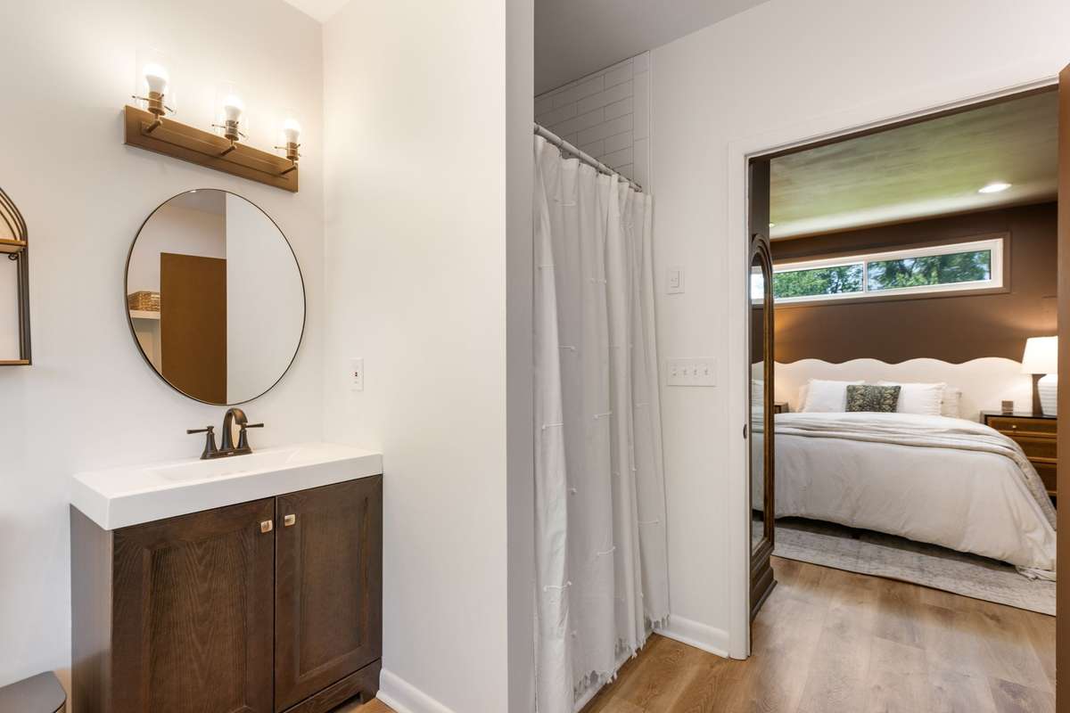 Primary en suite bathroom.