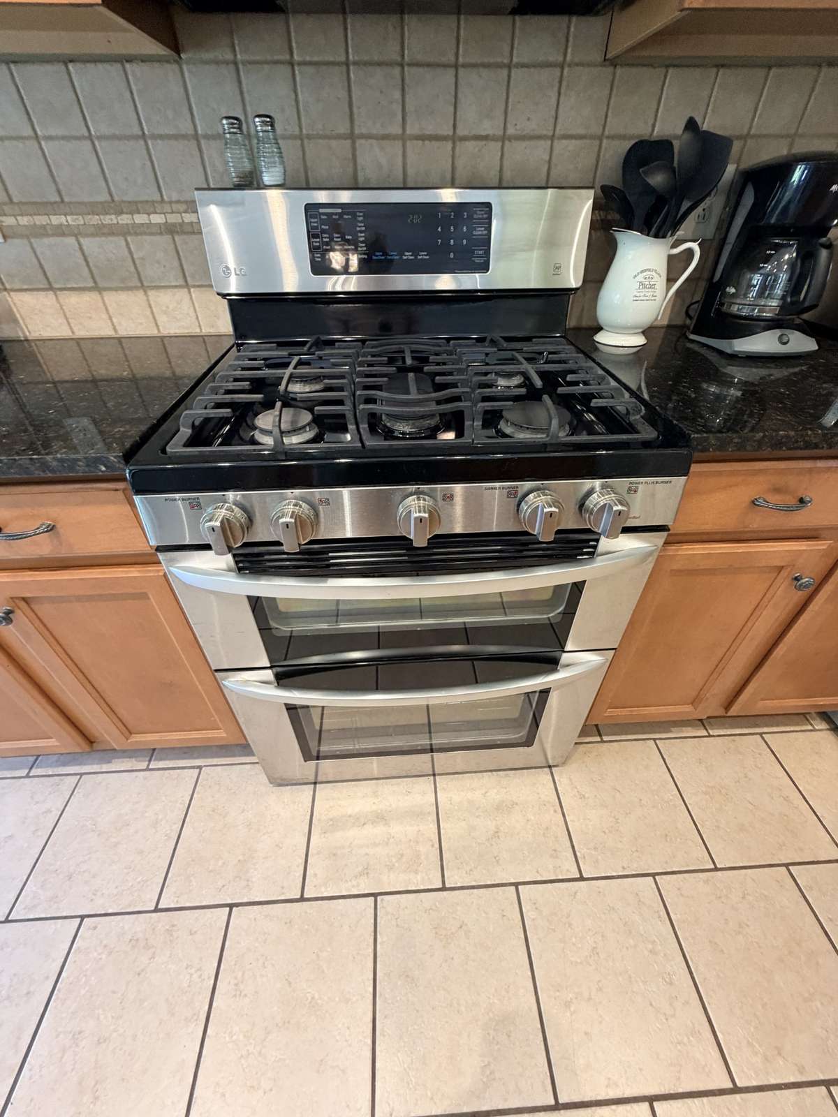 It’s hard to find a gas stove with double ovens. This is a great place for cooking.